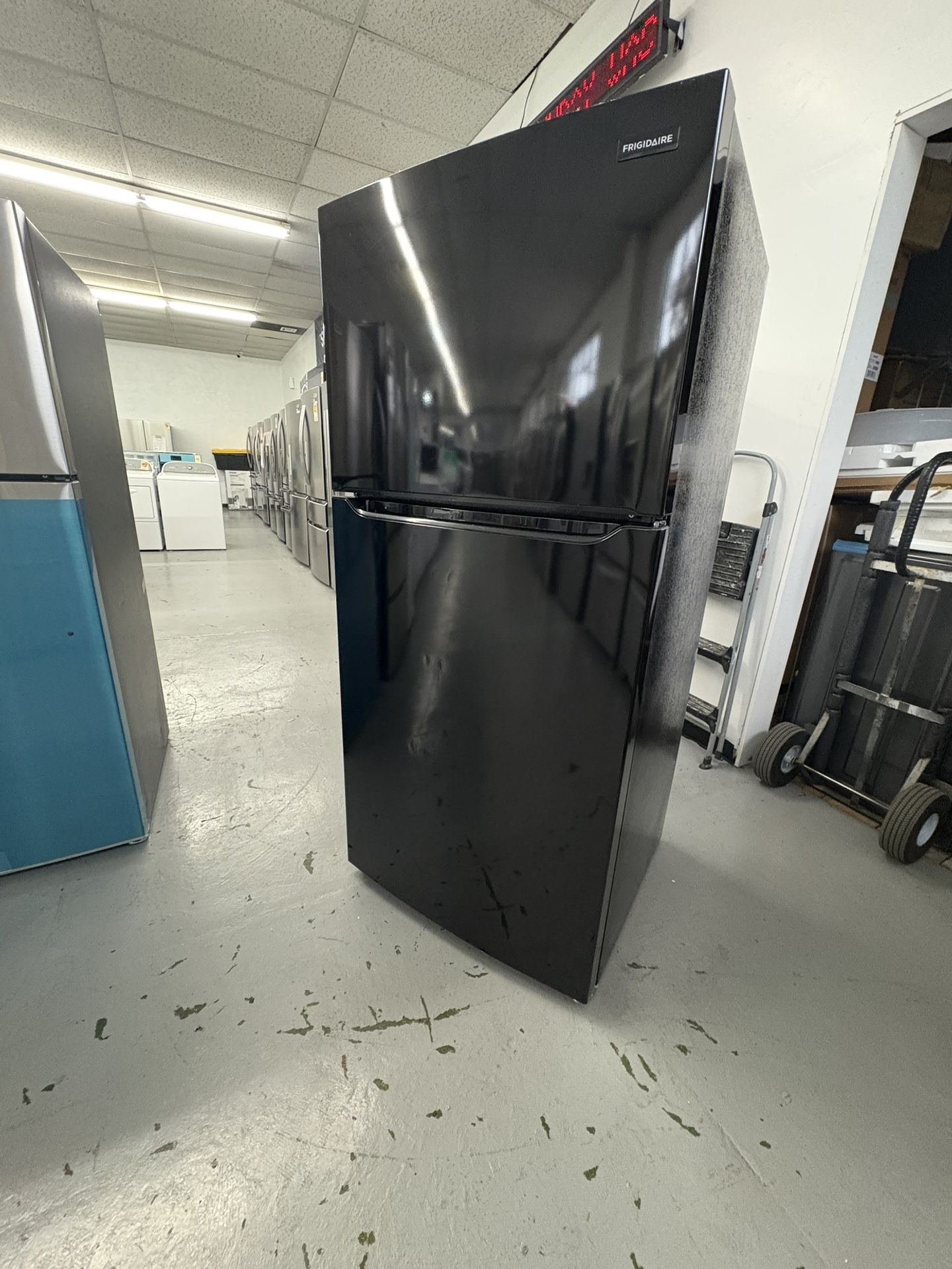 Frigidaire 30 In 18.5 Cu Ft Refrigerator / 1 Years Warranty