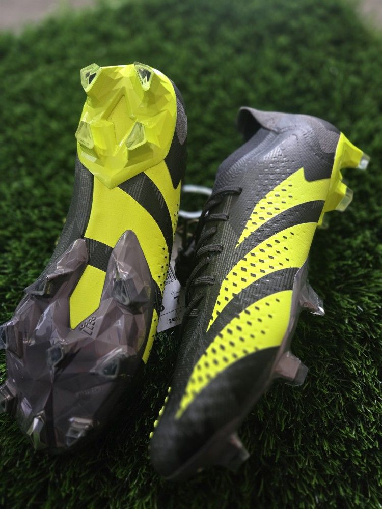 Predator Accuracy 1 Cleats ⚽️
Size 6 Men/ Size 7 Women 
