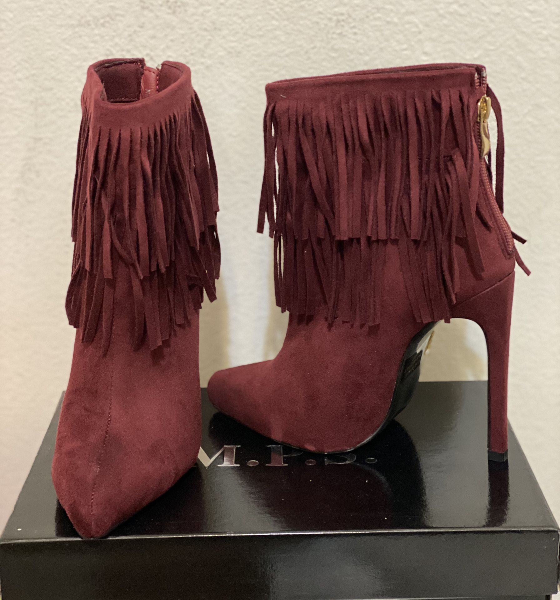 Women’s size 5 High heel short boot with fringe