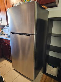 Insignia Top-Freezer Refrigerator