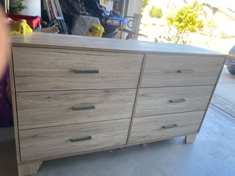 6 Drawer Dresser (Light Brown) - Like New