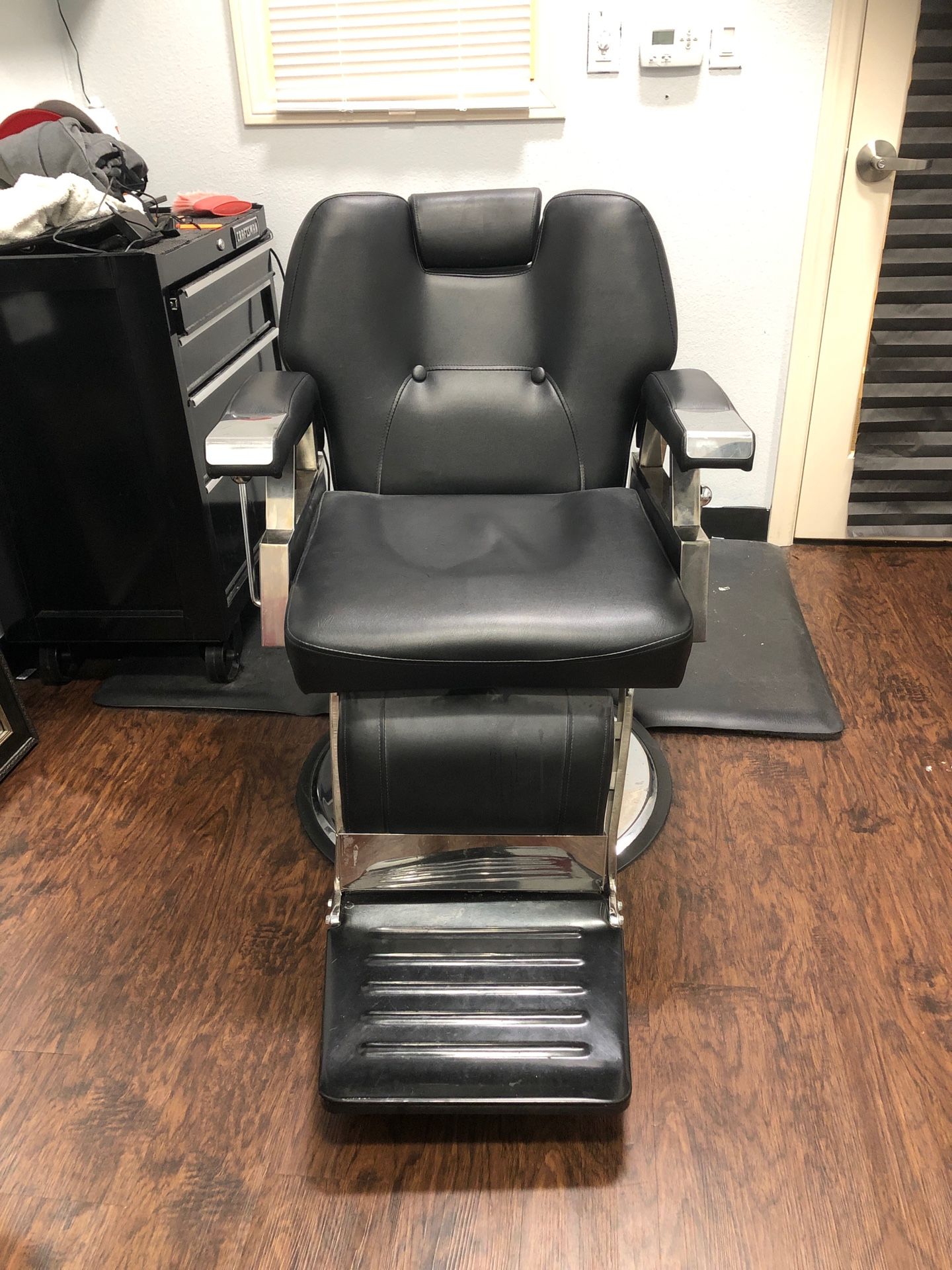 Barber Chair for Sale in Long Beach, CA OfferUp