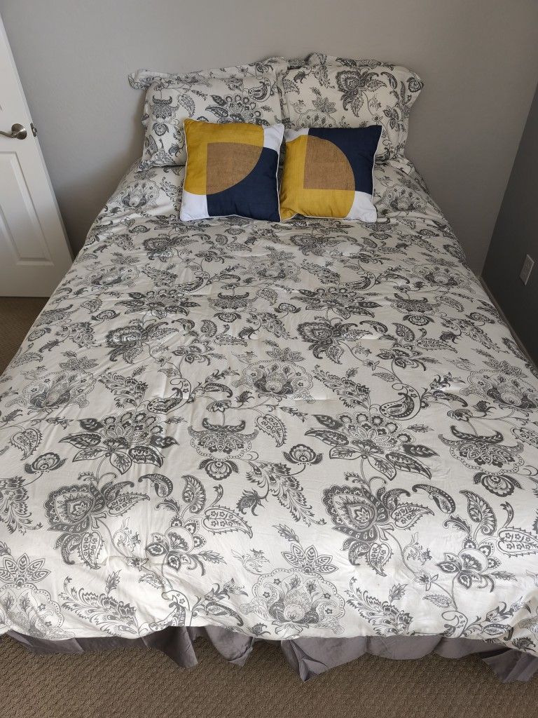 2 Piece Queen Set Bed and Bedding Accessories