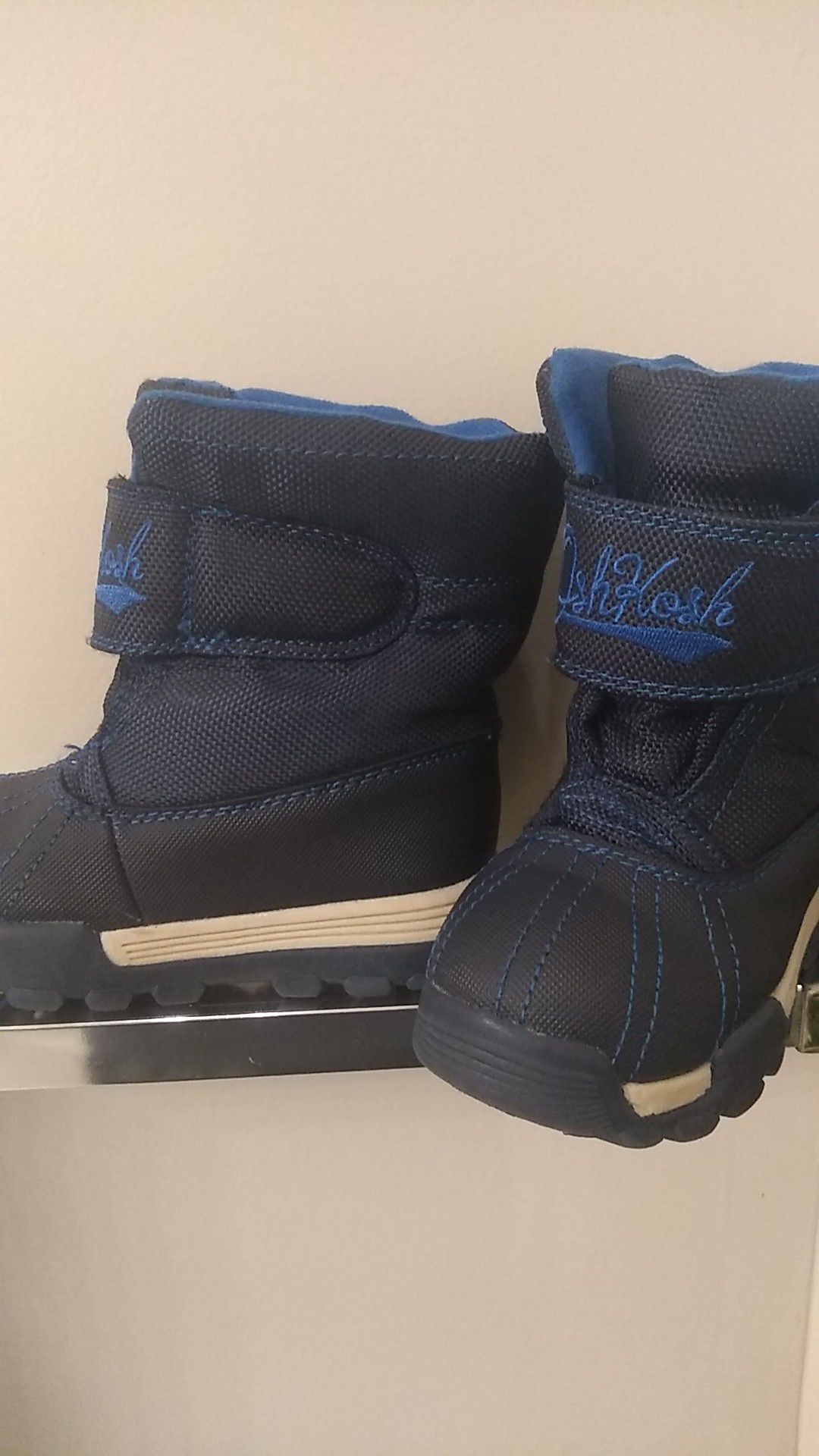 Snow boots size 7 toddler