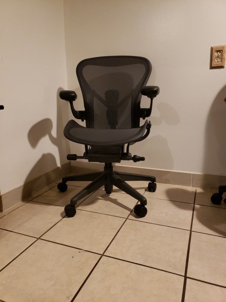 Fully Loaded Herman Miller Aeron Chair Size B (2)