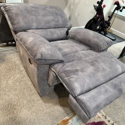 💺 Blue Power Recliner – Like New! $200.00