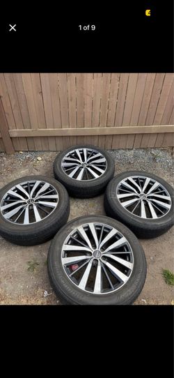 255/50 R20 tire with wheel  like new