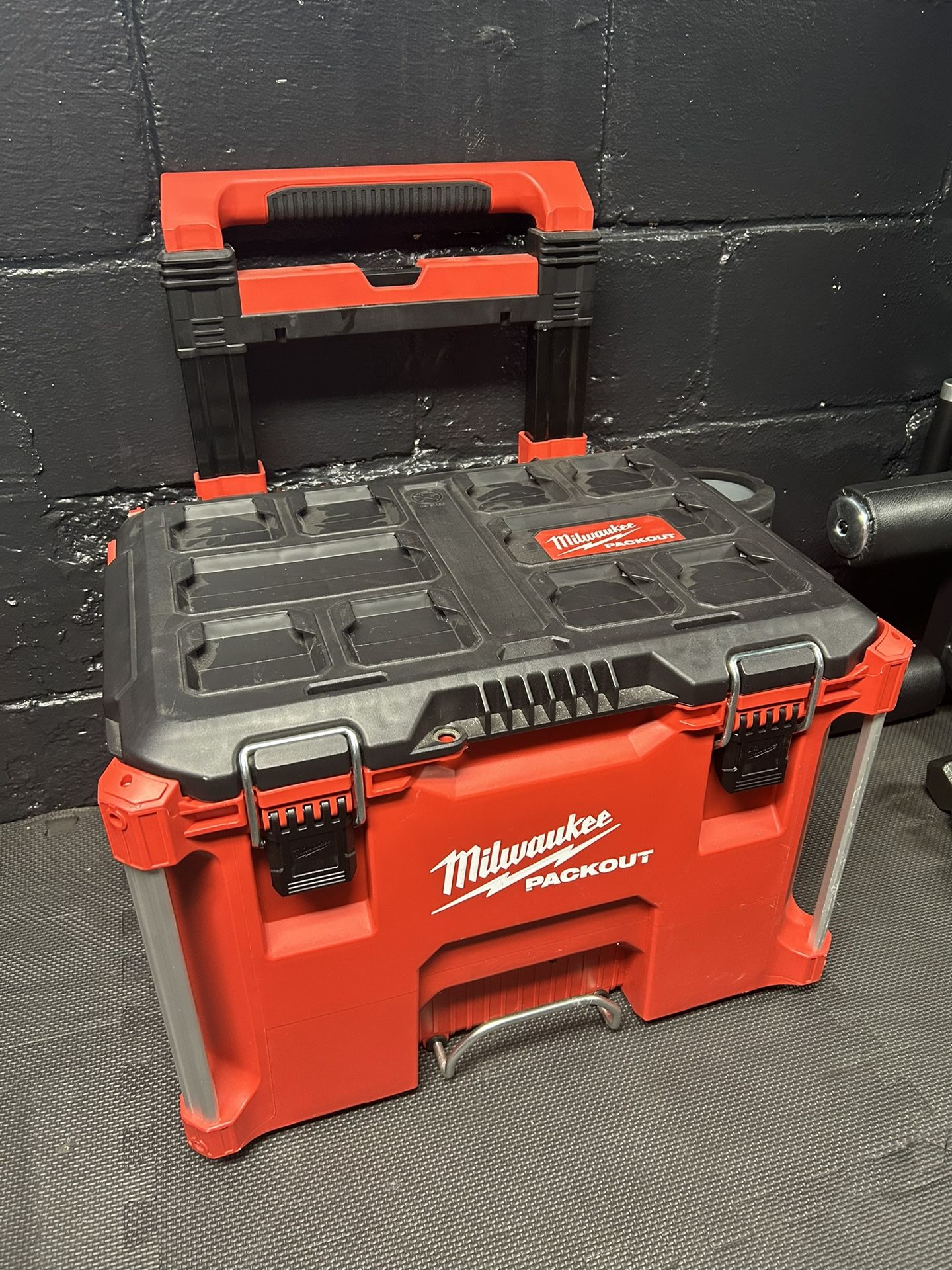Milwaukee PACKOUT 22” Rolling Tool Box