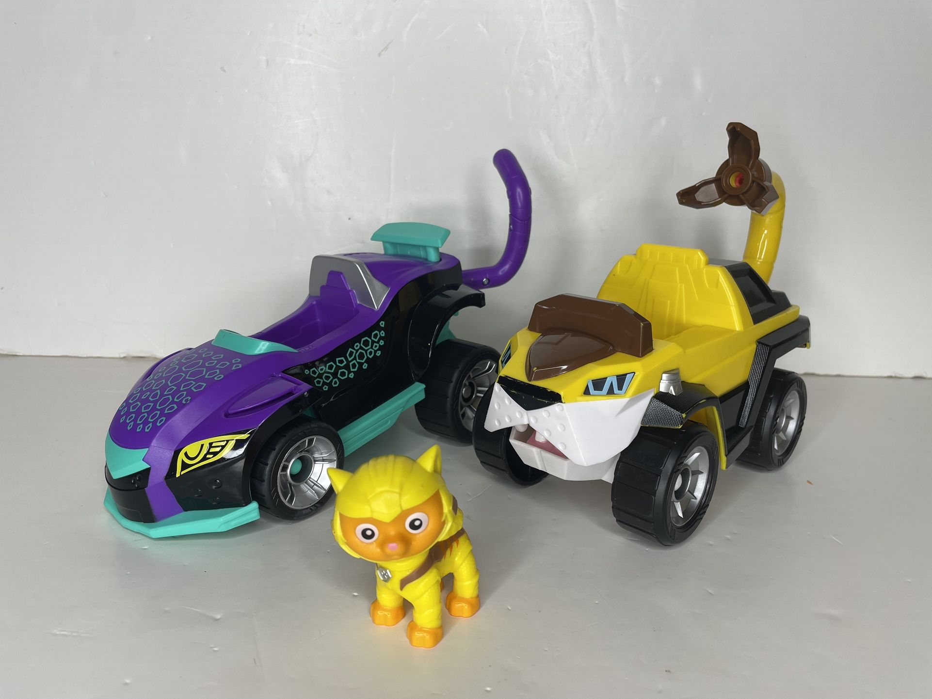 Paw patrol cat pack vehicles and figure
