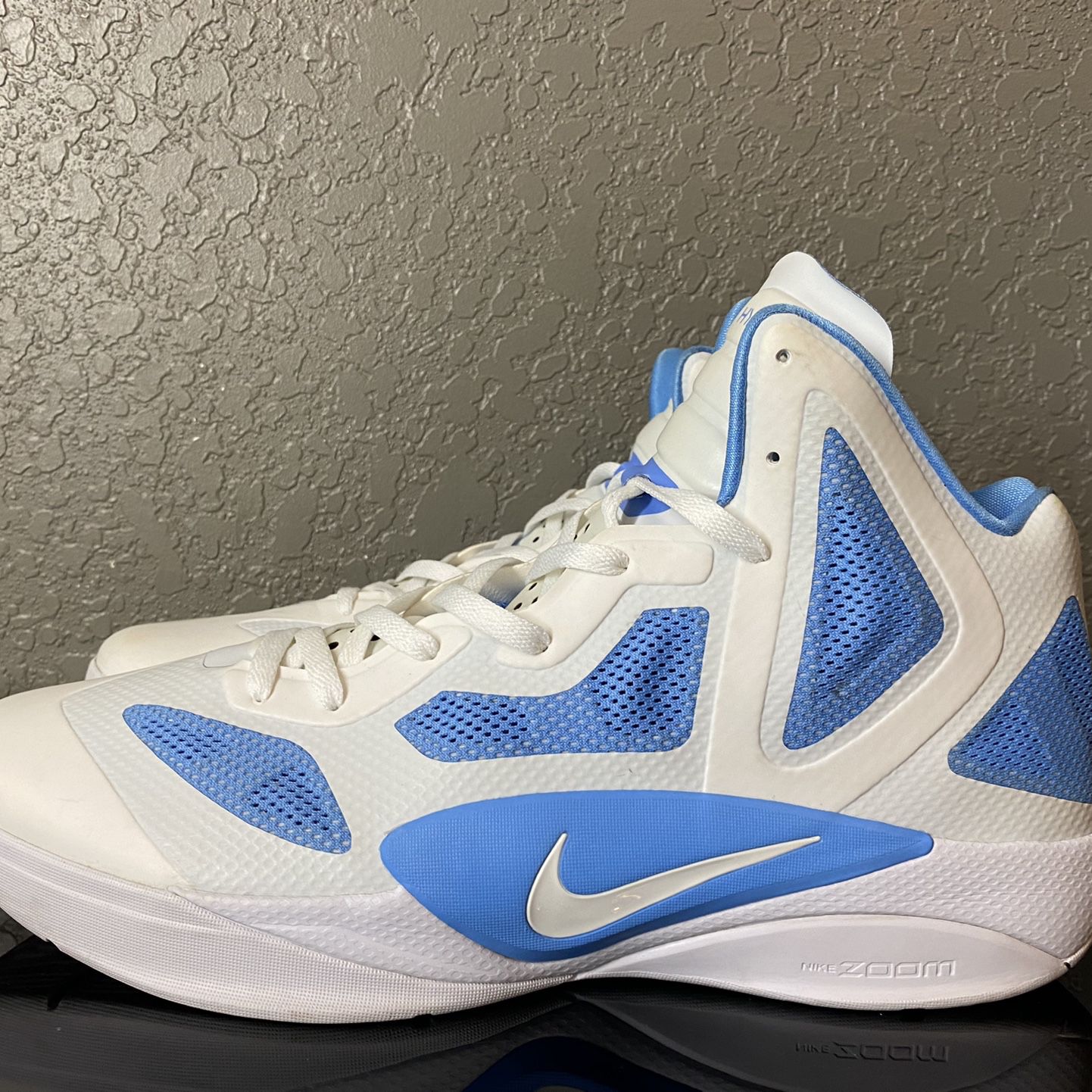 Convertir necesidad Allí NIKE ZOOM HYPERFUSE 2011 TB Men's Size 17 White/ Varsity Blue BasketBall  Shoes for Sale in San Antonio, TX - OfferUp