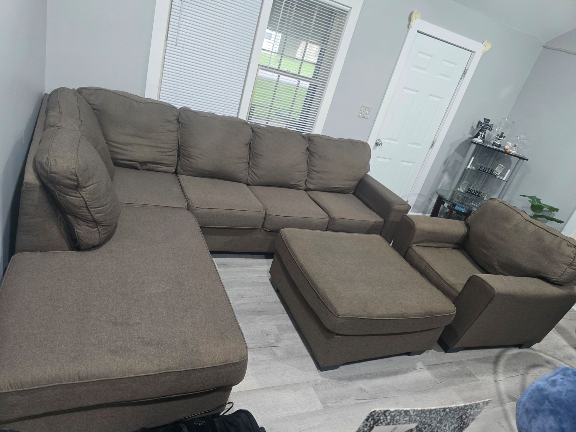 Ashley L-Shaped Sectional w/Chair & Ottoman