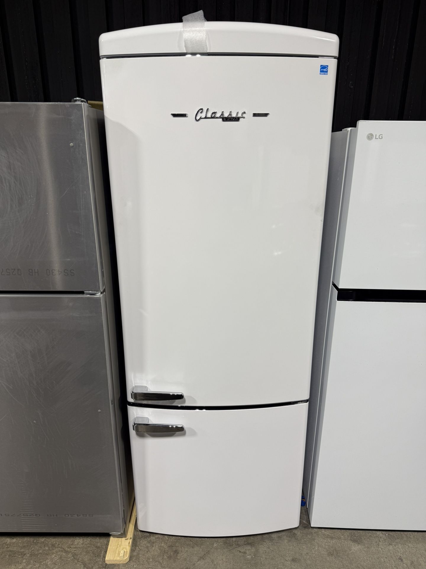 Brand new UNIQUE Classic Retro 28 in. 16.7 cu. ft. Frost Free Bottom Freezer Fridge in Marshmallow White, Energy Star