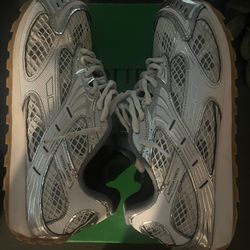 Bottega veneta size 44 trades only