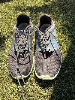 Womenās Nike Shoes Size 6