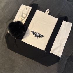 👻🎃 VIRAL SPOOKY TOTE BAGS 🎃👻 $25.00 each