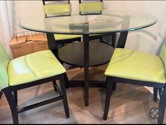 Circle glass table with 4 chairs