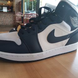 NIKE JORDANS 