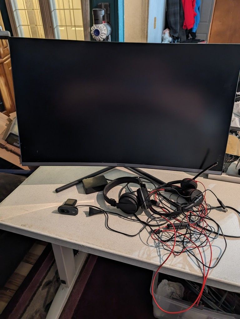 Samsung 32" Curved Monitor, Beautiful Graphics! Also Have 3 Mic Headphones And A Web Cam!