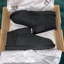 Black Uggs Ultra Minis 