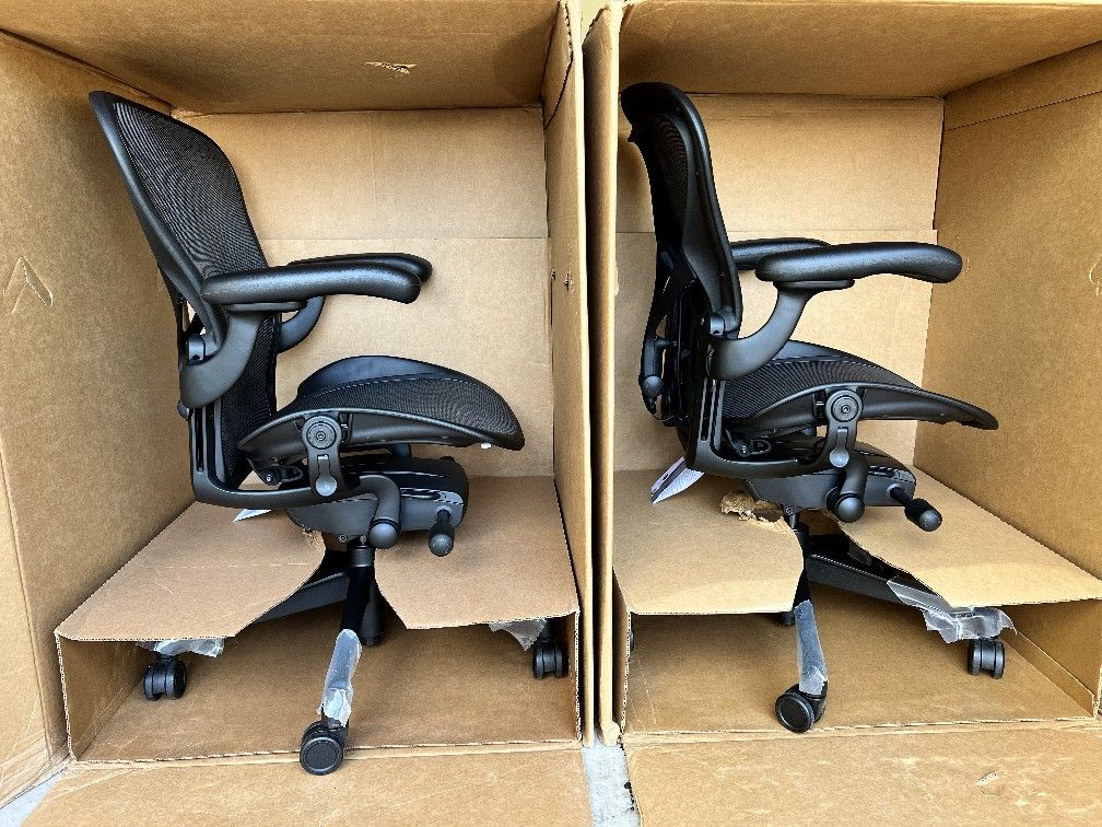 BRAND NEW HERMAN MILLER AERON REMASTERED BLACK/ ONYX SIZE "C" AVAILABLE SHIPPING PICK-UP DELIVERY 
