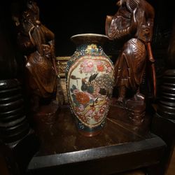 Chinese Traditional hand painted vase