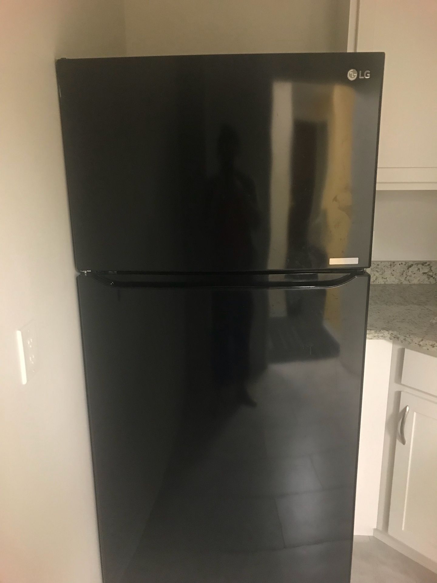 LG Large Capacity Top Freezer Refrigerator w/Ice Maker