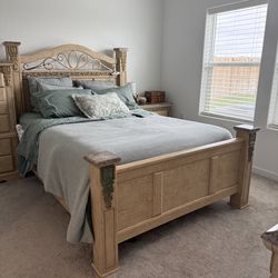 Queen bed set w/mattress and box spring