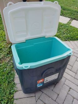Igloo Quantum 28 Quart Cooler. Keeps Ice Up To 3 Days