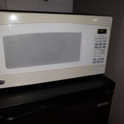 GE Microwave Off-white