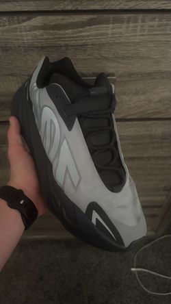 $160 MENS SIZE 10.5 Adidas Yeezy Boost 700 MNVN Sneaker with box included hardly worn !!!