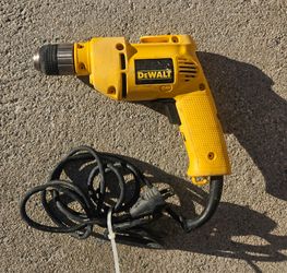 vintage DeWalt DW106 3/8-inch corded variable-speed reversing (VSR) drill.