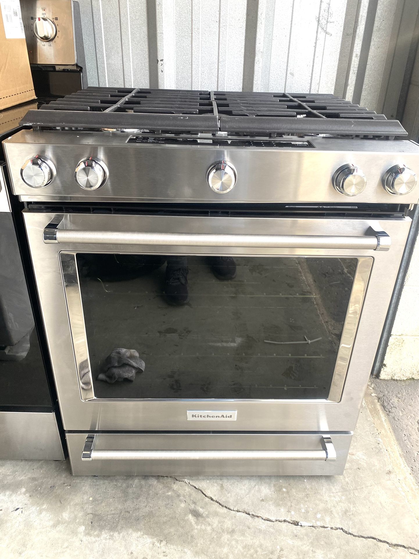 Like  New Kitchen Aid Gas Stove 