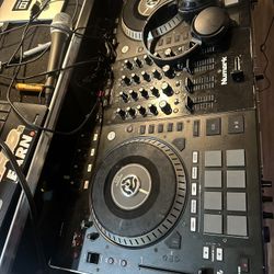 Numark Ns7ii With Rolling Coffin Case 