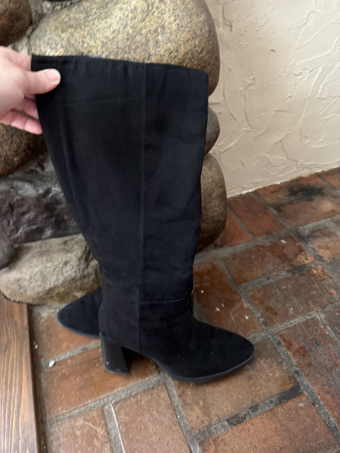 Woman’s 7.5 Black Boots