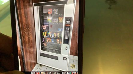 Snack vending machine