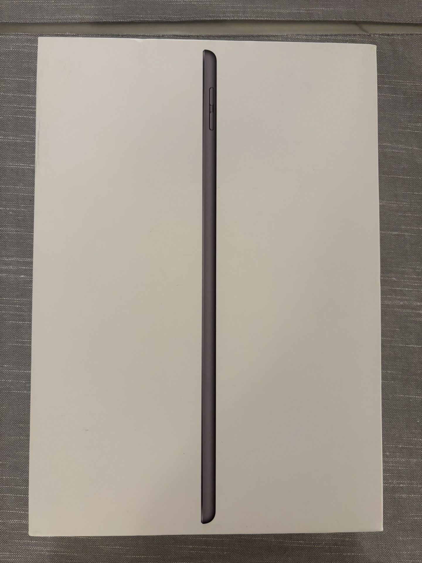iPad 128gb Space Gray (7th generation) W/ keyboard Case