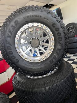 Vendo set de rines nuevos 17x9 de ancho de 6-135 lugs con 315/70/R17 Goodyear 🔥🔥💯