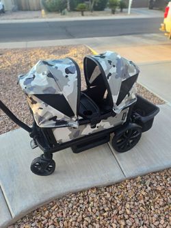 Veer wagon with 2 canopies and storage attachment