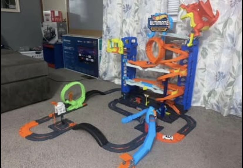Hot wheels city ultimate garage includes 4 additional track pack sets