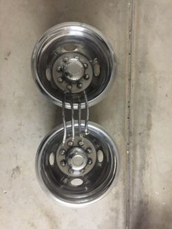 Motorhome hubcaps with dual tire connectors