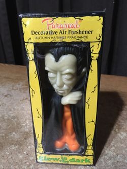 HALLOWEEN DRACULA VAMPIRE PARASEAL DECORATIVE GLOW IN THE DARK AIR FRESHENER