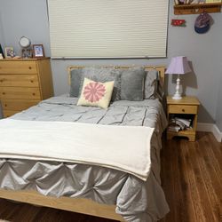 Bedroom furniture set for sale. In great condition!  6 piece set  Matching. Solid wood   