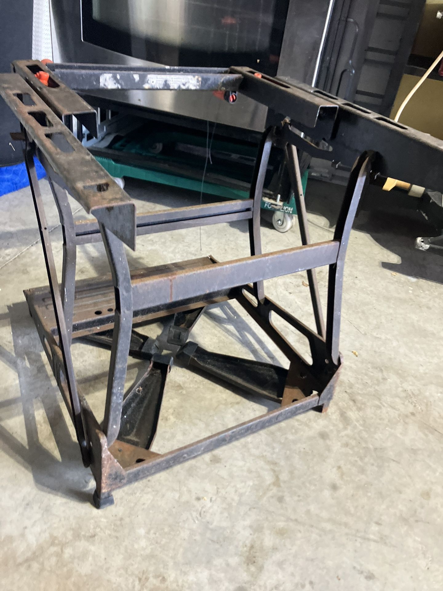 BLACK AND DECKER PORTABLE WORKBENCH