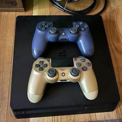 PS4 + 2 Controllers + 2 Games