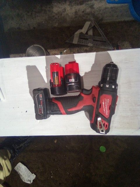 MILWAUKEE 12VOLT DRILL WITH 3 BATTERIES