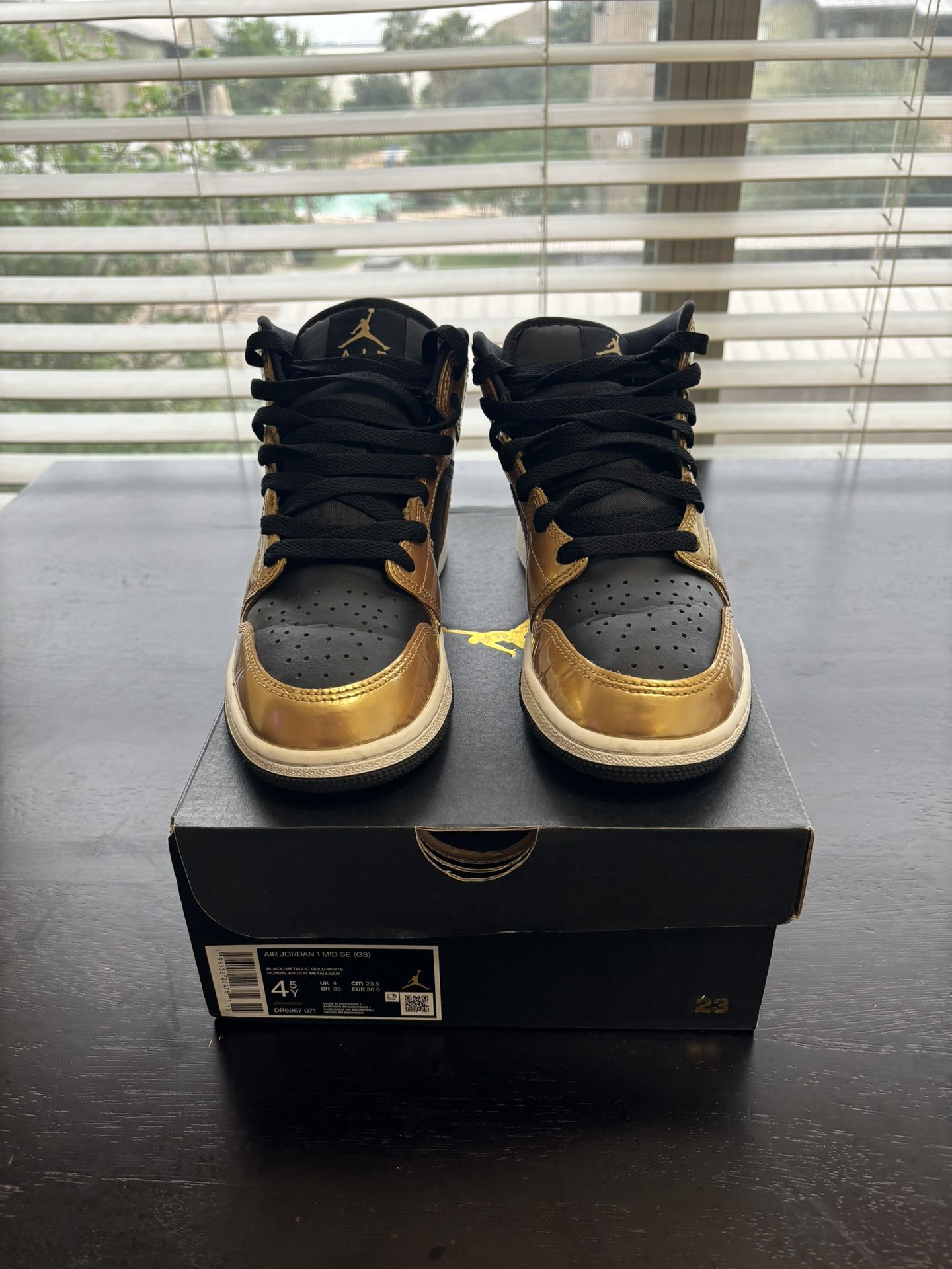 AIR JORDAN 1 MID SE (GS)