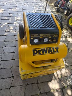 DEWALT
4.5 Gal. Portable Electric Air Compressor 225 PSI