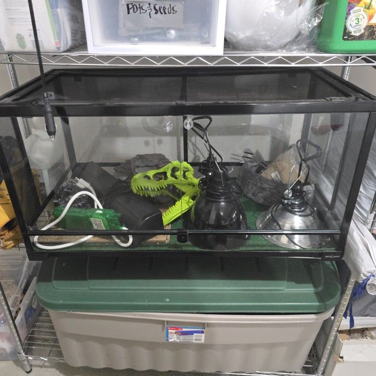Lizard Container & Many Accessories