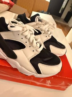 👟 Nike Air Huarache Women’s Sneakers – Size 7.5 | New in Box