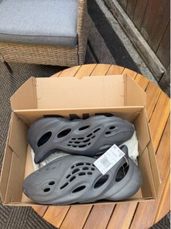 Yeezy foam rnnr onyx size 13